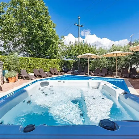 8 Bedroom Beautiful Home In Visnjan *